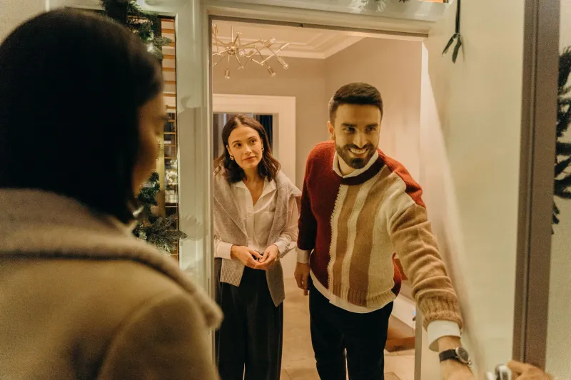 What Hosts Are Thinking (But Too Polite to Say): The Insider Guide to Earning Five Stars Before You Even Unpack